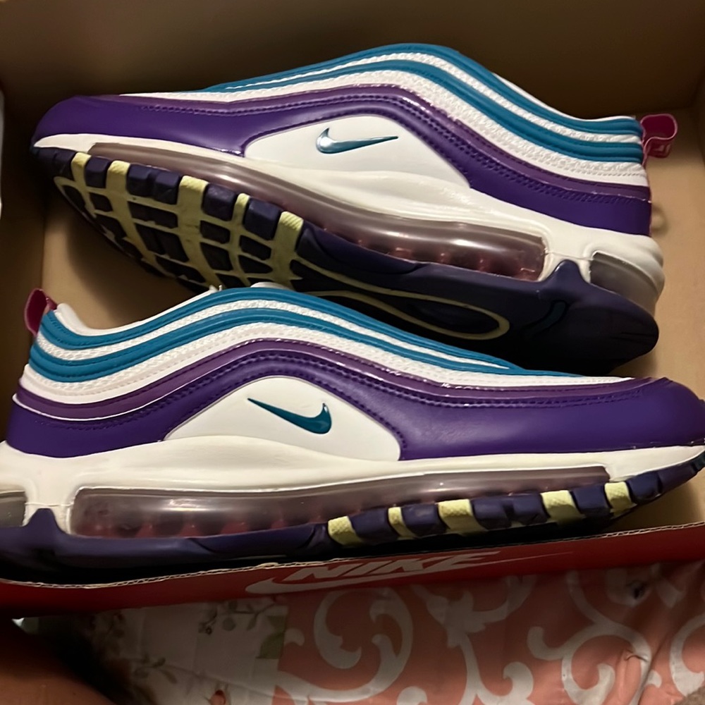 Women’s tennis shoes